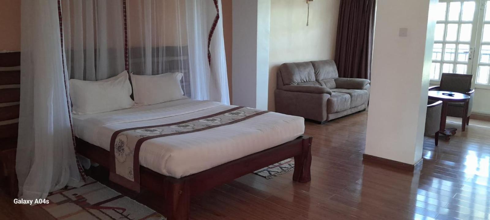 Esikar Gardens Hotel Narok Екстер'єр фото